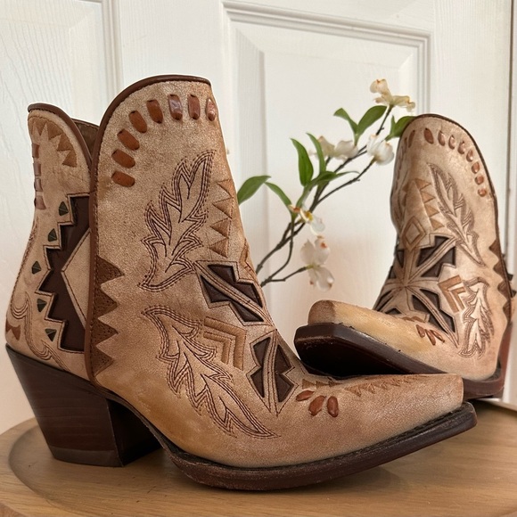 ARIAT MESA ~ Women’s leather snip toe western ankle height booties size 8 - Picture 3 of 11